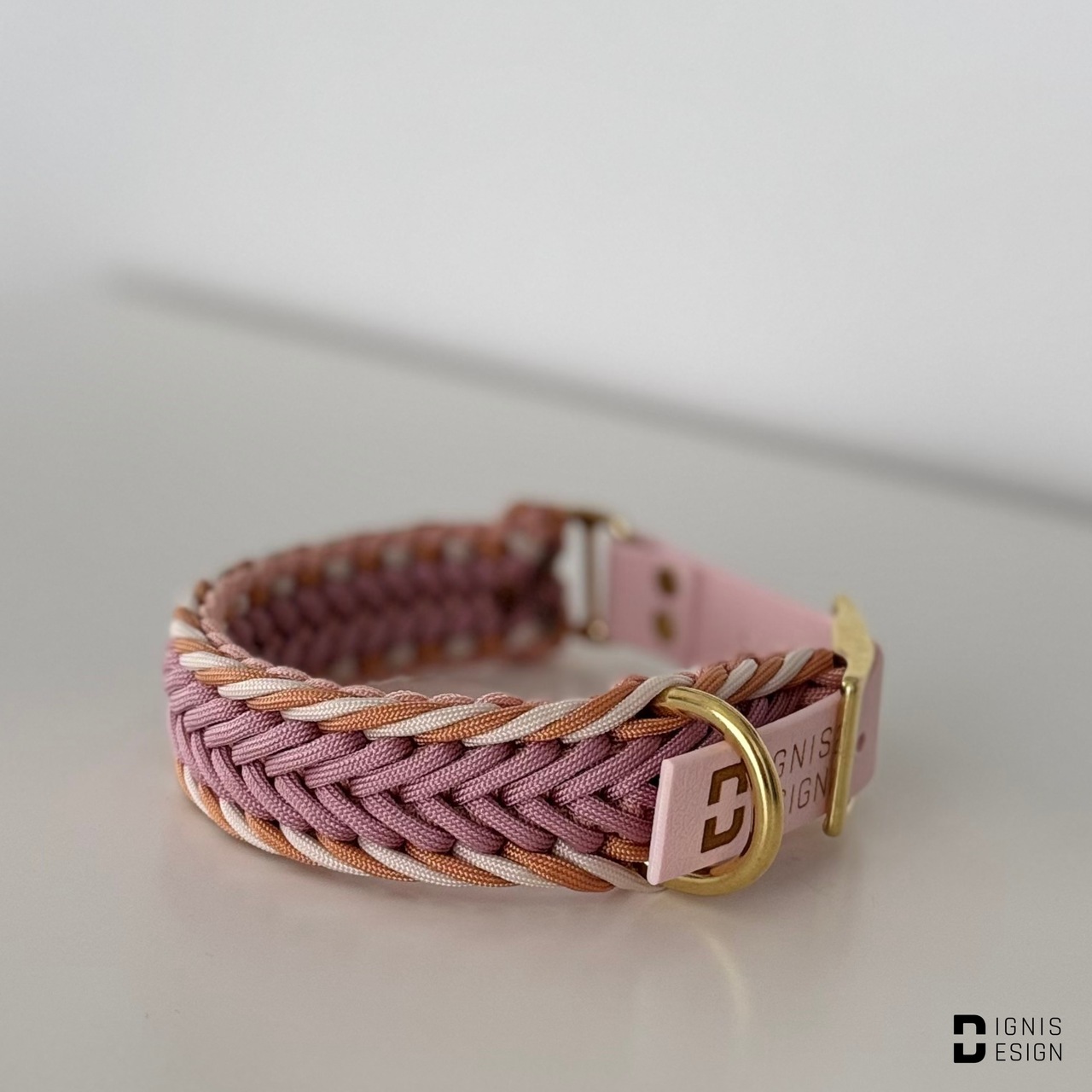 obroża z paracordu - blush; dignis design; paracord; obroża pleciona; akcesoria dla psów